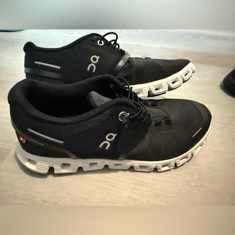 Women’s OnCloud size 7